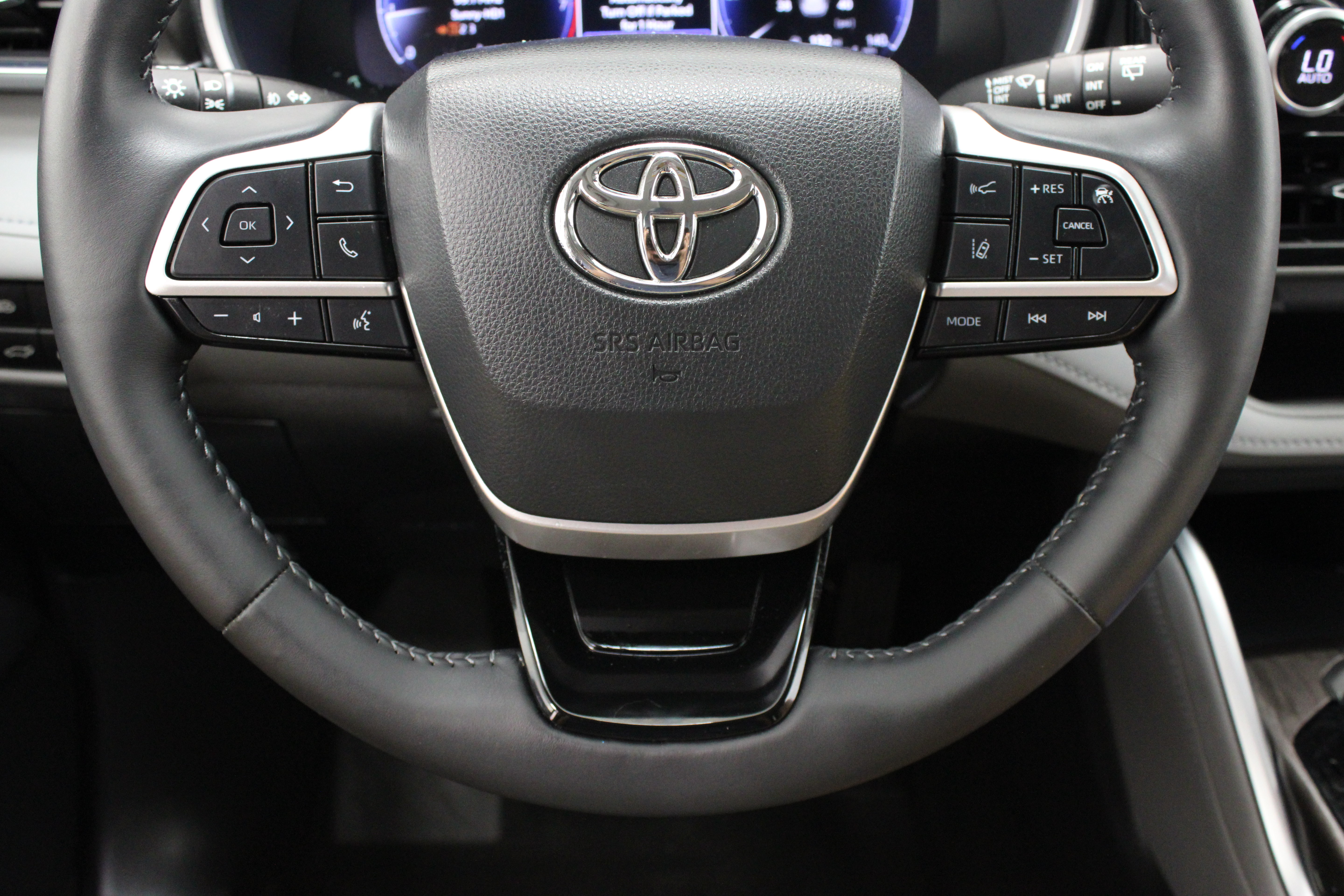 Used 2024 Toyota Highlander Limited FWD image 25