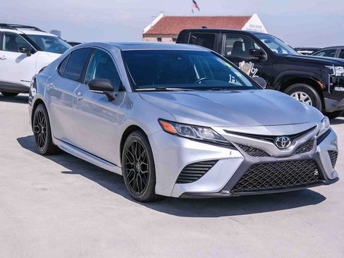 Used 2018 Toyota Camry SE w/ Moonroof Package FWD image 3