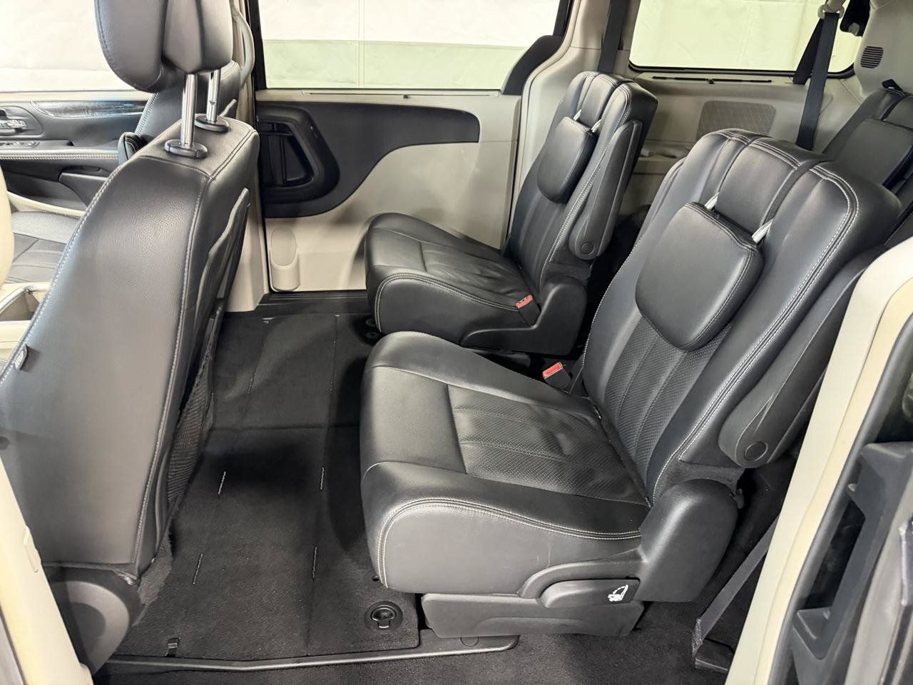 Used 2016 Chrysler Town & Country Touring FWD image 23