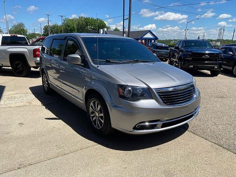 Used 2015 Chrysler Town & Country S w/ Driver Convenience Group FWD image 6