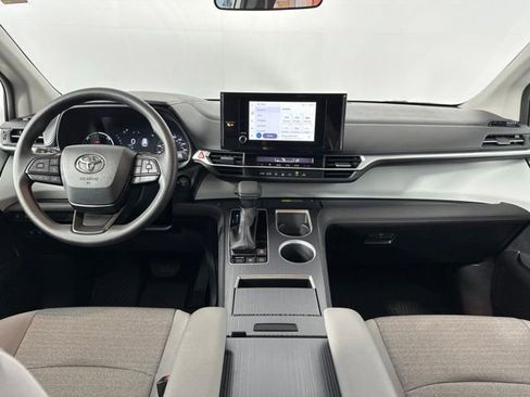 Used 2025 Toyota Sienna LE AWD/4WD image 11