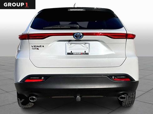 Used 2024 Toyota Venza LE image 4