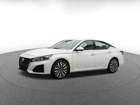 Used 2025 Nissan Altima 2.5 SV FWD image 8