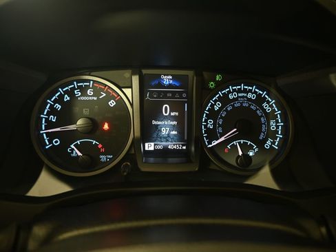 Used 2022 Toyota Tacoma TRD Off-Road w/ TRD Premium Off Road Package AWD/4WD image 24