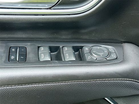 Used 2023 Chevrolet Suburban Premier image 18