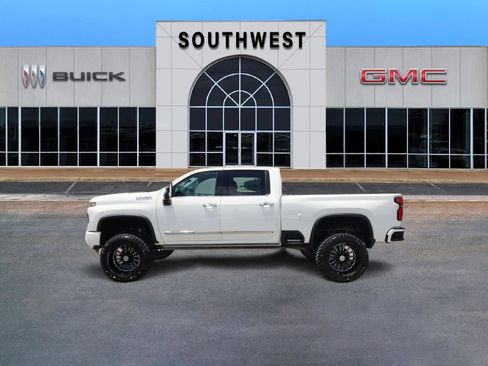 Used 2024 Chevrolet Silverado 2500 High Country w/ High Country Premium Package AWD/4WD image 3
