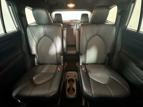 Used 2021 Toyota Highlander XSE FWD image 30