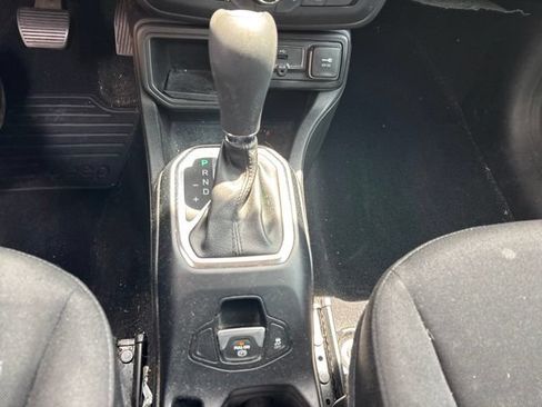 Used 2018 Jeep Renegade Latitude FWD image 16