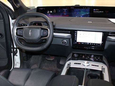 Used 2025 Lincoln Navigator Reserve w/ Jet Appearance Package image 16