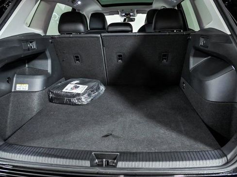 Used 2025 Volkswagen Tiguan SE w/ Panoramic Sunroof Package image 8