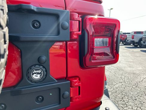 Used 2021 Jeep Wrangler Unlimited Rubicon w/ Trailer Tow Package AWD/4WD image 13