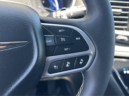 Used 2025 Chrysler Pacifica Select FWD image 23