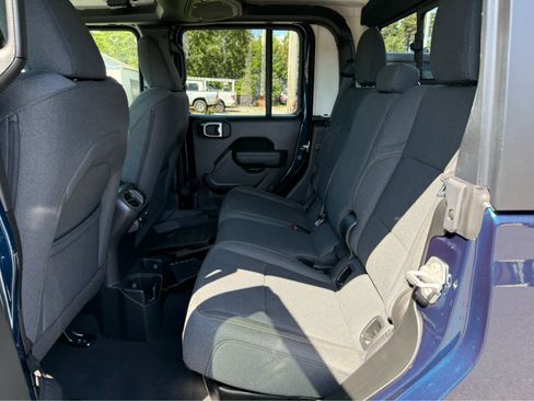 Used 2025 Jeep Gladiator Sport image 23