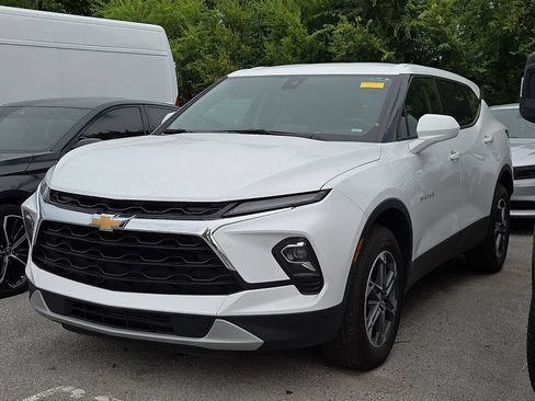 Used 2025 Chevrolet Blazer LT FWD image 2