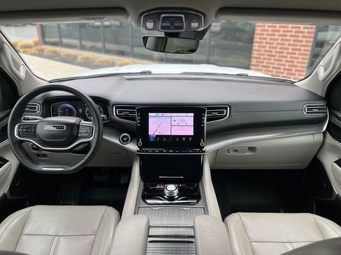 Used 2024 Jeep Wagoneer L Series II w/ Flexible Seating Group image 15