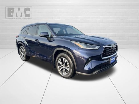 Used 2021 Toyota Highlander XLE AWD/4WD image 2