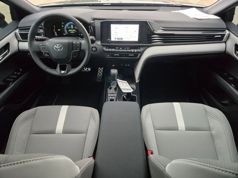 Used 2025 Toyota Camry SE image 16