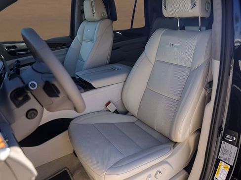 Certified 2024 Cadillac Escalade Premium Luxury Platinum w/ Heavy-Duty Trailer Package image 7