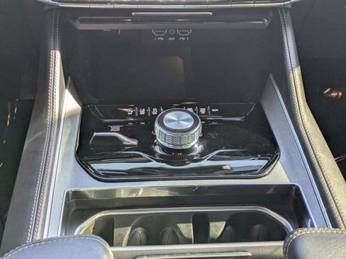 Used 2025 Jeep Wagoneer L Series II image 17