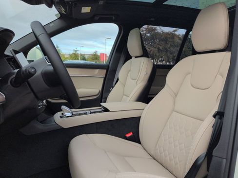 New 2026 Volvo XC90 B6 Plus w/ Protection Package Premier image 13