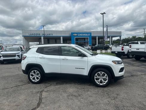 Used 2024 Jeep Compass Latitude AWD/4WD image 2