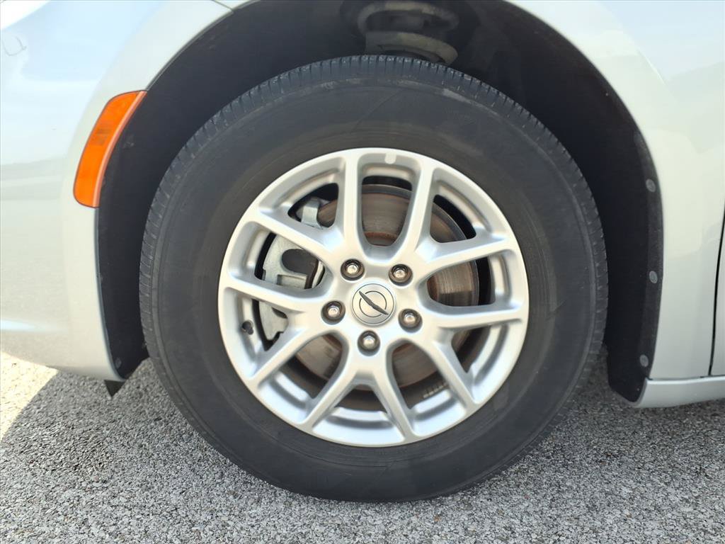 Used 2023 Chrysler Pacifica Touring-L FWD image 5