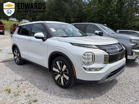 Used 2025 Mitsubishi Outlander SE FWD image 1