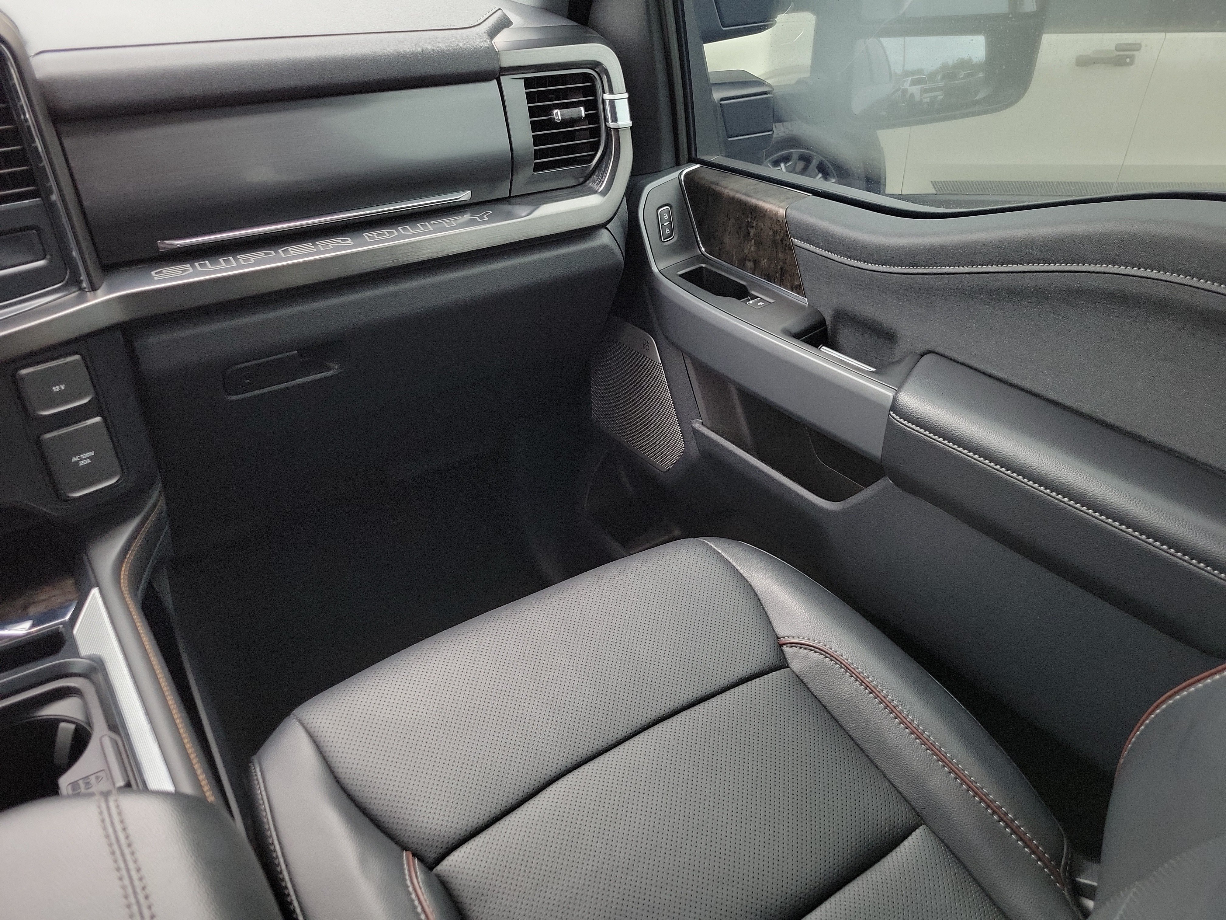 Used 2024 Ford F250 Lariat w/ Lariat Ultimate Package AWD/4WD image 24