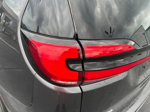 Used 2022 Chrysler Pacifica Touring-L w/ Uconnect Theater Family Group AWD/4WD image 19