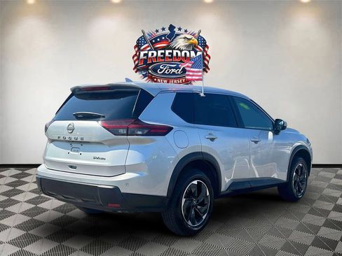 Used 2024 Nissan Rogue SV AWD/4WD image 4