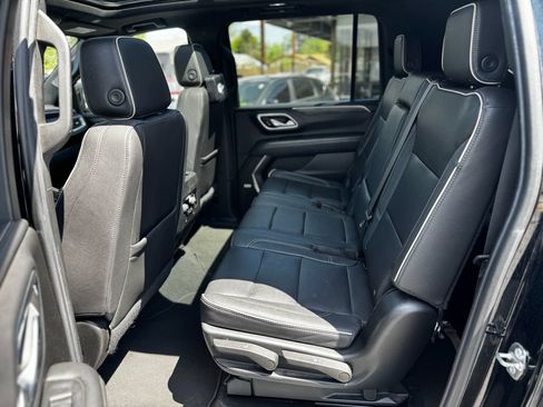 Used 2023 GMC Yukon XL SLT w/ SLT Premium Package AWD/4WD image 13