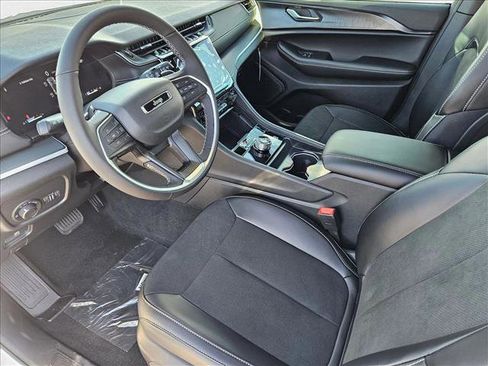 New 2025 Jeep Grand Cherokee Altitude image 3