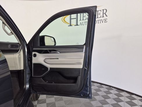 Certified 2024 Jeep Wagoneer Series II w/ Flexible Seating Group AWD/4WD image 36