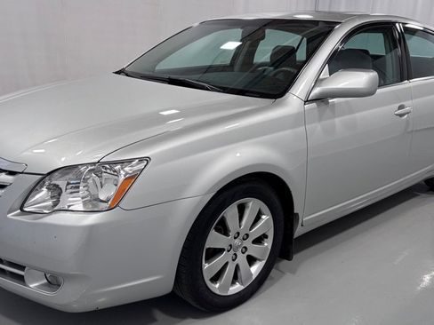 Used 2005 Toyota Avalon XLS image 1