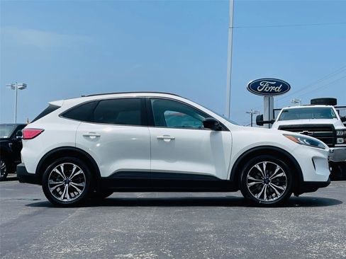 Used 2021 Ford Escape SE w/ SE Sport Appearance Package FWD image 3