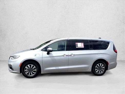 Used 2023 Chrysler Pacifica Touring-L FWD image 2