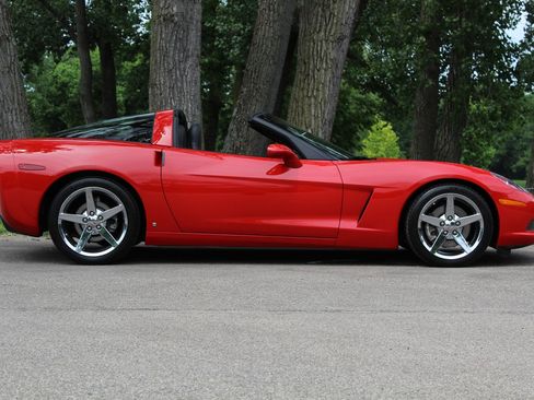 Used 2007 Chevrolet Corvette Coupe w/ Preferred Equipment Group RWD image 9