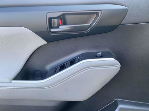 Used 2022 Toyota Highlander L image 18