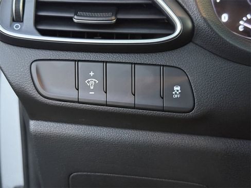 Used 2020 Hyundai Elantra GT image 16