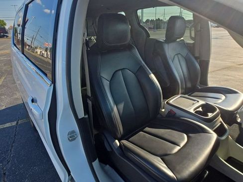 Used 2023 Chrysler Pacifica Touring-L FWD image 24