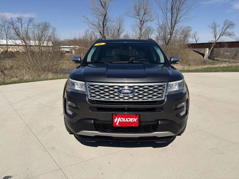 Used 2016 Ford Explorer Platinum image 2