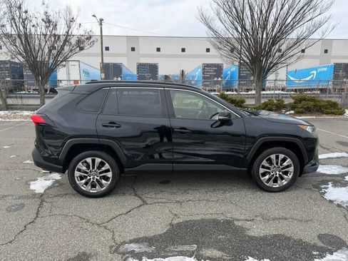 Used 2019 Toyota RAV4 XLE Premium image 11