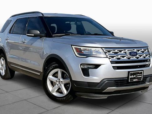 Used 2019 Ford Explorer XLT w/ Equipment Group 201A image 2