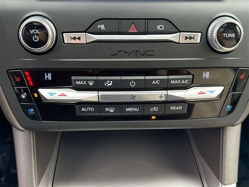 Used 2020 Ford Explorer Platinum w/ Premium Technology Package image 17