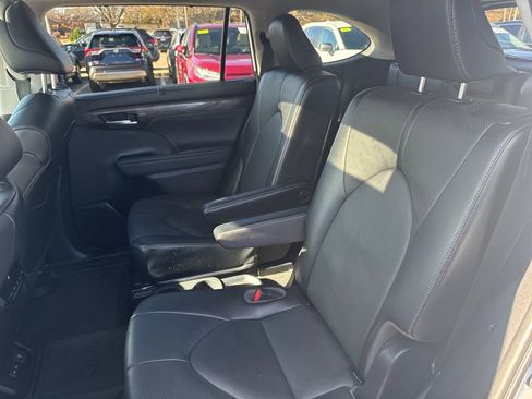 Used 2023 Toyota Highlander Limited image 35
