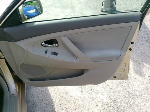 Used 2010 Toyota Camry LE FWD image 29