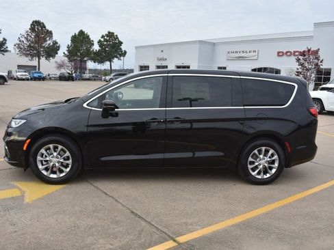 New 2026 Chrysler Pacifica Limited image 10