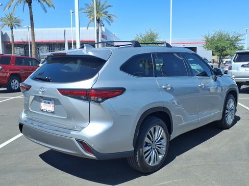 Used 2023 Toyota Highlander Platinum FWD image 4