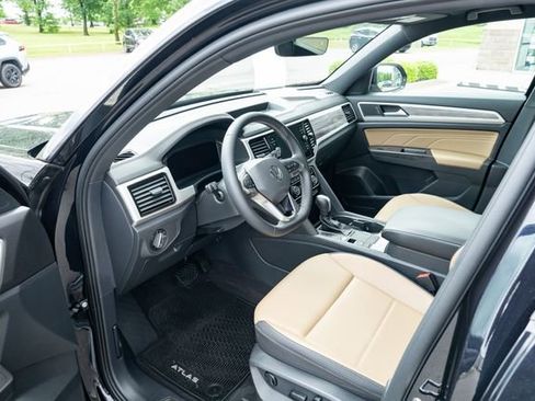 Used 2022 Volkswagen Atlas Cross Sport SE FWD image 17