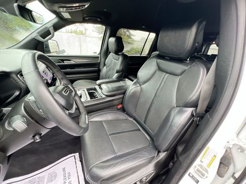 Used 2024 Jeep Wagoneer L Series III w/ Flexible Seating Group AWD/4WD image 11
